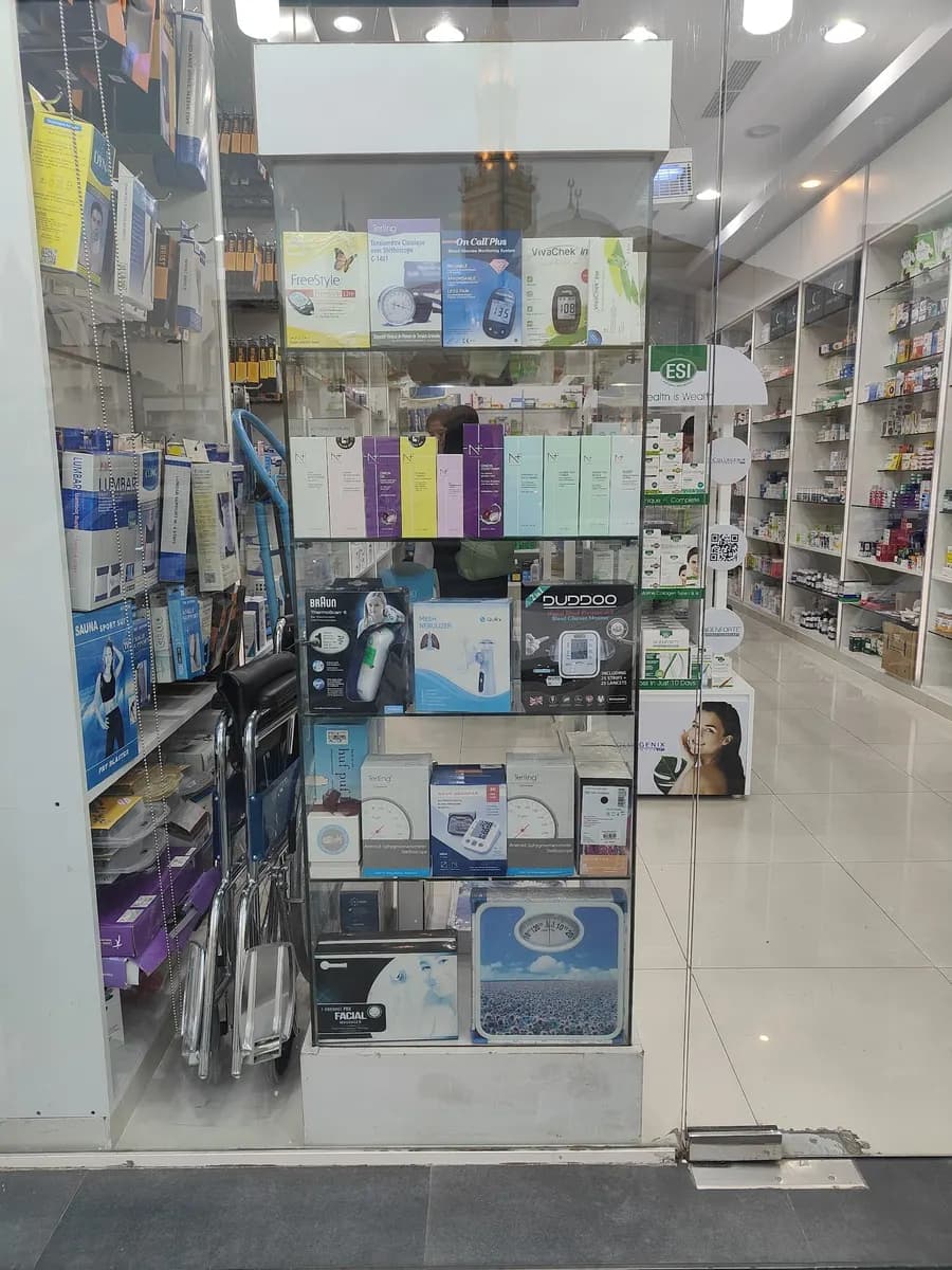 Qamar Al Satwa Pharmacy — صورة 6