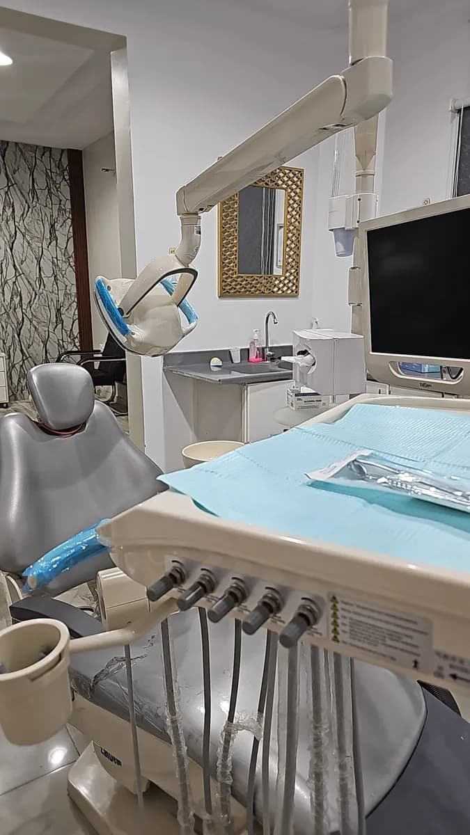 عيادات عاجي لطب وتقويم وزراعة الأسنان - فرع حائل — صورة 8