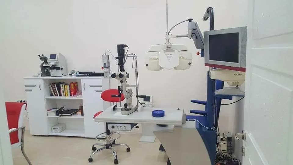 Dr. Turhan Alçelik Sarı Nokta Kliniği