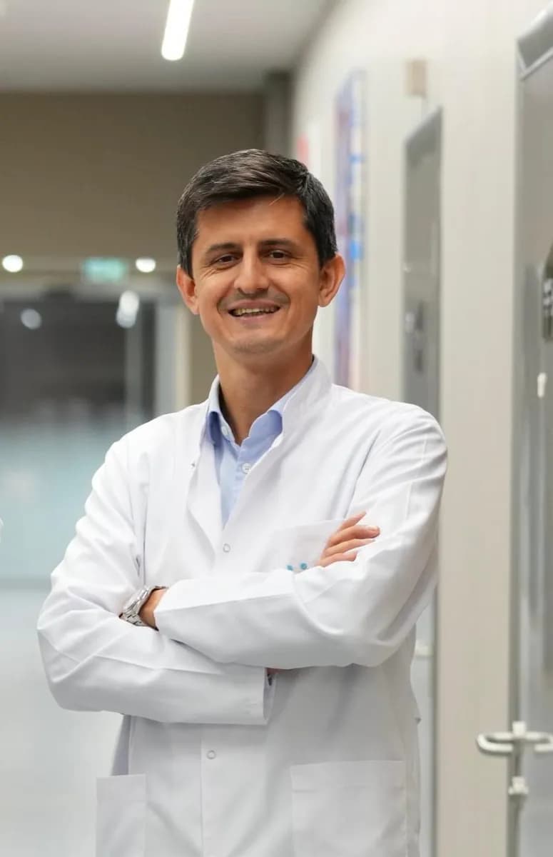 Doç. Dr. Emir ÇELİK, Tıbbi Onkoloji Uzmanı — Oncology & Cancer Care in Istanbul