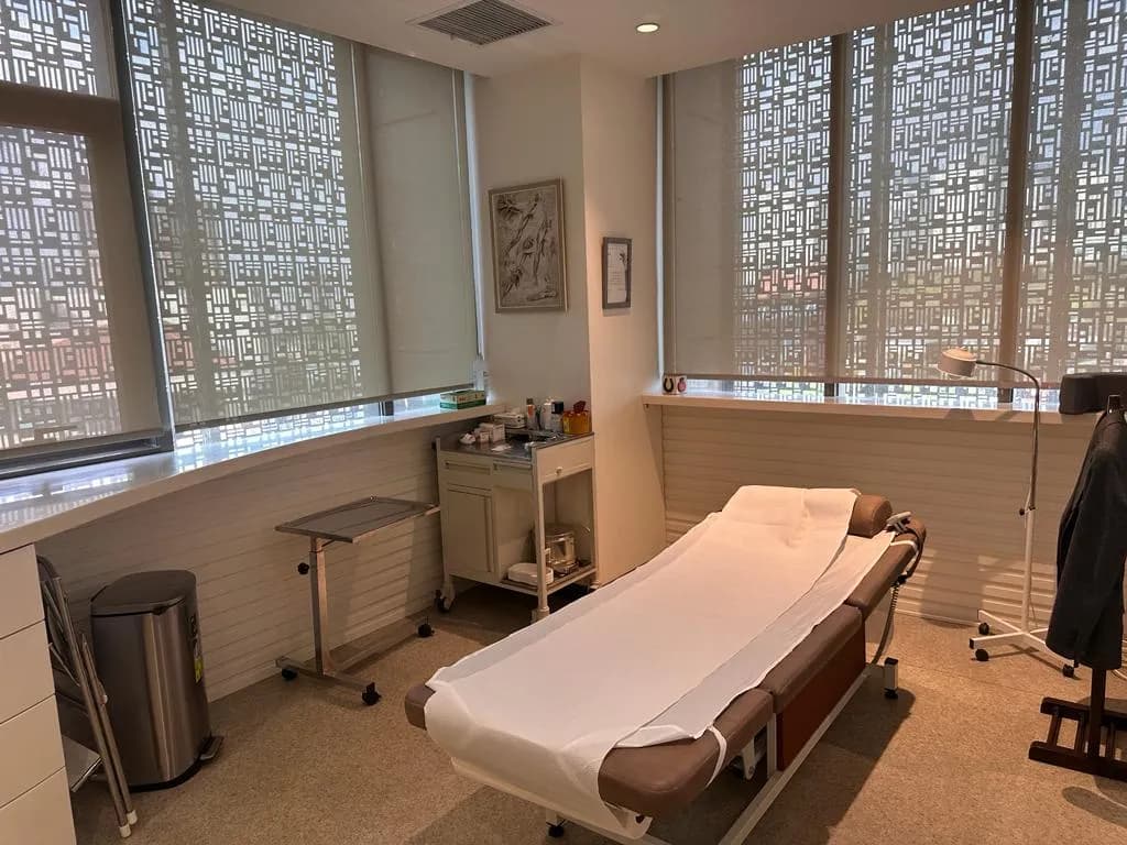 Prof. Dr. Kerem Canbora - İstanbul Ortopedi ve Travmatoloji Uzmanı — Orthopedics & Sports Medicine in Istanbul