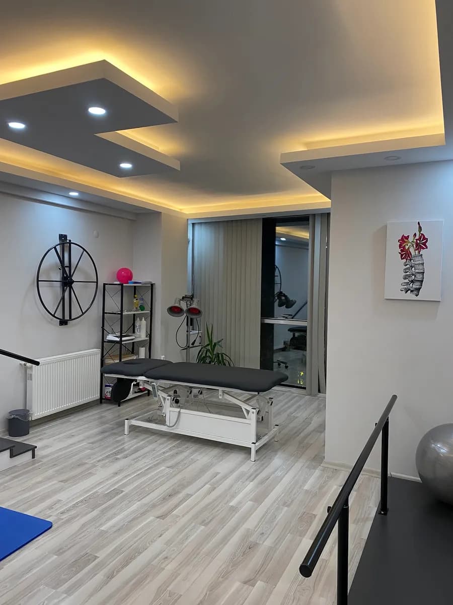 Fizyoterapist Esra ŞEN — Physiotherapy & Rehabilitation in Istanbul